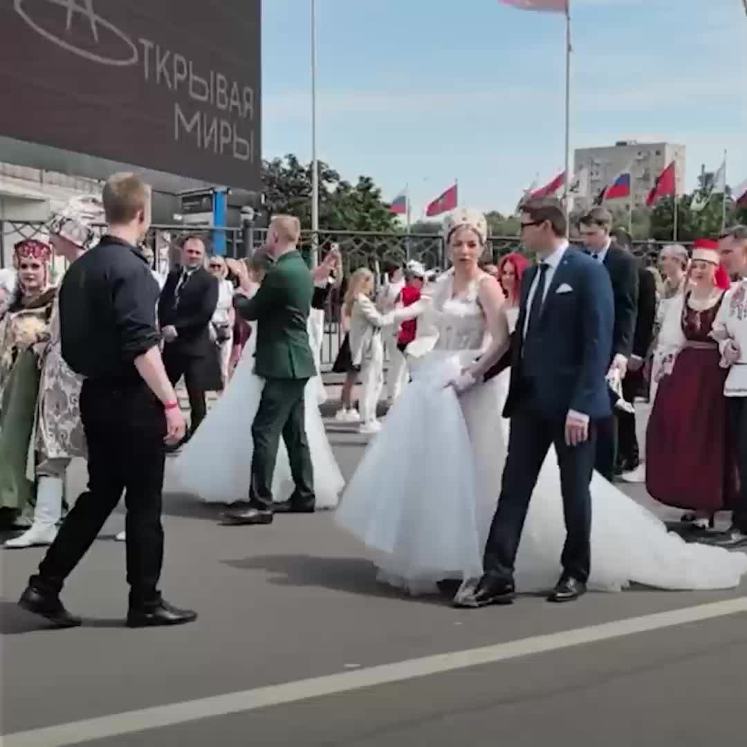 В Москве более 150 пар заключили брак на фестивале 'Россия. Соединяя сердца'