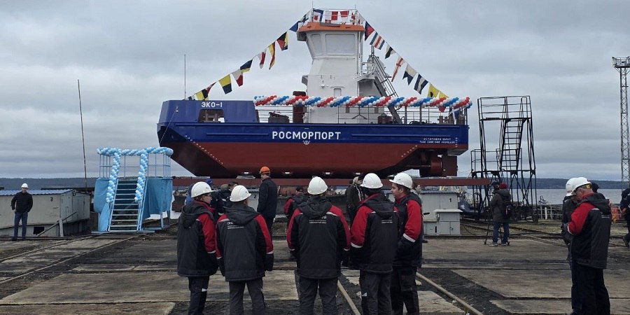 На Онежском ССЗ спущен на воду нефтемусоросборщик проекта NE028 ЭКО 1 На Онежском судостроительно судоремонтном заводе состоялся спуск на воду второго нефтемусоросборщика проекта NE028 ЭКО 1 построенного по заказу Росморпорта Серия включает 2 судна первое МНМС Лебедь спущено на воду 30 сентября 2024 г Новый нефтемусоросборщик отправится Северным морским путем в порт приписки Находка Класс судна КМ Ice1 hull machinery R3 AUT3 Oil recovery ship 60 C Технические характеристики судна Длина 15 5 м Ширина 6 м Осадка 1 5 м Водоизмещение 95 7 т Экипаж 2 чел Мощность 2 120 кВт скорость не менее 7 узлов Судно предназначено для доставки и развертывания боновых заграждений распыления реагента над загрязненными участками акватории в рамках ЛАРН сбора с воды и транспортировки обводненных нефтеостатков с температурой вспышки выше 60 C без захода в нефтяное пятно а также сбора с воды и транспортировки плавающего мусора Источник фотографии Нордик Инжиниринг подписаться голосовать все новости технологии журнал