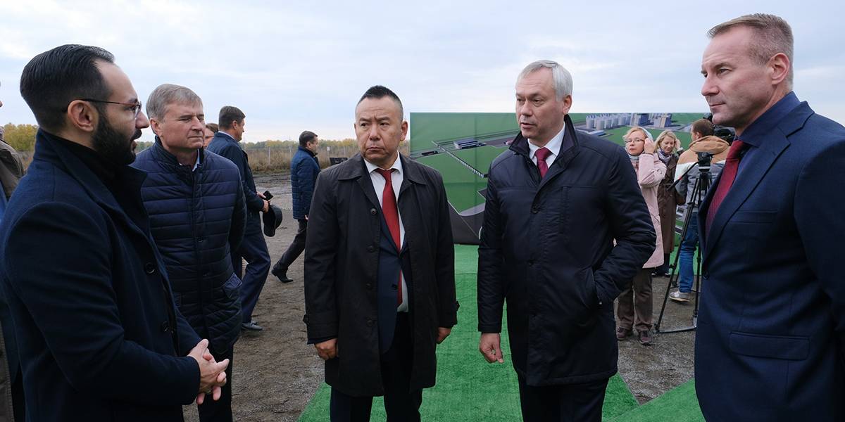 Новосибирские власти потратили полмиллиарда на газификацию завода, хозяин которого из КНР признался в финансировании кампании губернатора. Газопровод так и не построили Гражданин Китая Цюй Фэй, владеющий заводом по переработке рапса, заявил о финансировании избирательной кампании новосибирского губернатора Андрея Травникова «Единая Россия» за помощь с бизнесом. На фоне укрепления отношений России и Китая завод должен был стать крупным поставщиком масла в КНР. Региональные власти обещали газифицировать его. Но коммуникации так и не проложили, потратив более 500 млн рублей, выяснили журналисты. В сентябре 2022 года АО «Промышленно-логистический парк» от имени правительства Новосибирской области вместе с муниципальными предприятиями Бердска «Управление капитального строительство» и «Комбинат бытовых услуг» заключили соглашение с ООО «Газпром газораспределение Сибирь» о строительстве газопроводов высокого давления длиной 9,5 км. Один — для газификации котельной «Восточная» в Бердске, второй — до резидентов Южного ПЛП ООО «Нестле Россия» и ООО «Маслов», которое принадлежит тому Цюй Фэю. Договор должны были исполнить в 2024 году, но газопроводов так и нет. В августе 2024-го стороны подписали дополнительное соглашение, по которому магистрали проложат только в 2025-2026 годах. Первоначальная стоимость проекта оценивалась в 525 млн рублей. Деньги в полном объёме выплатили через бердское МУП «КБУ», несмотря на то, что обязательства не были исполнены. Более того, «Газпром» попросил увеличить стоимость почти до 1 млрд рублей с учётом НДС , чтобы достроить газопровод. Ещё одним долгостроем, связанным с проектом облправительства и «Маслова» может стать котельная «Восточная» в Бердске, неподалёку от Южного ПЛП. Планировалось, что она будет отапливать 35% стотысячного города. На объект, стоимостью 1,5 млрд рублей, был получен кредит из Фонда национального благосостояния, часть финансировали из областного бюджета. Но соглашение с подрядчиком расторгнуто. Все подробности читайте здесь
