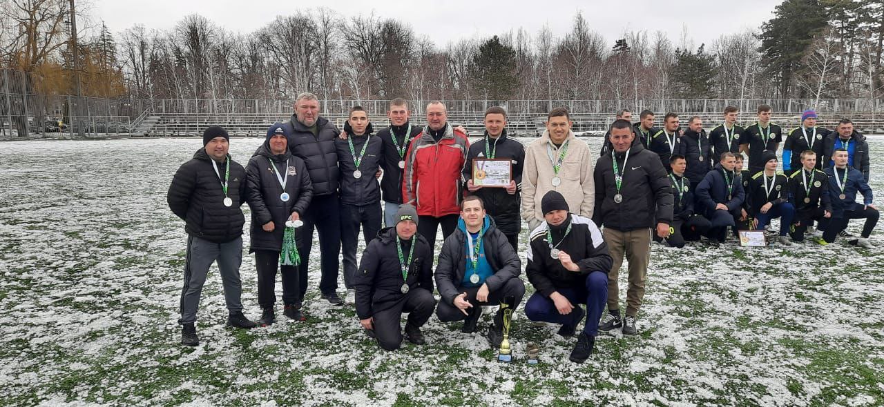 На поле спортшколы «Виктория» прошли финальные игры открытого Зимнего Чемпионата Славянского района по футболу  Финал в этом году получился действительно зимним!    Участники чемпионата - 9 команд из Славянского и соседних районов. Все команды показали динамичную игру, с высоким темпом.  Победителями стали: 1 место - "Рома," х. Трудобеликовский;  2 место - "Заря", ст. Троицкая;  3 место - "Колос-ФАРФОР",  г. Славянск-на-Кубани.  Лучшим бомбардиром признан Илья Дударев, "Колос-ФАРФОР" г. Славянск-на-Кубани.  Награды командам вручили вместе с начальником управления по физкультуре и спорту Александром Прищепой и президентом ФК «Рома» х. Трудобеликовского Романом Ковалевым.  Зимний чемпионат ещё раз подтвердил, что Славянский район - классное место для спортивных командых игр! Всем футболистам - ярких матчей и побед!