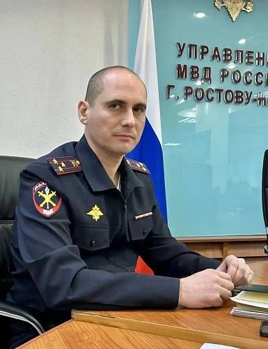 В Ростове на Дону назначили нового начальника полиции На оперативном совещании генерал лейтенант полиции Александр Речицкий представил полковника Ивана Цыганкова как нового заместителя начальника Управления МВД по городу Совещание прошло в формате видеоконференции на котором собрались руководители и сотрудники полиции региона Александр Речицкий отметил что Иван Цыганков имеет большой опыт работы Он родом из Ростова на Дону и начинал свою карьеру с должности оперуполномоченного в Ленинском районе а затем руководил несколькими отделами в области Перед этой должностью он возглавлял Межмуниципальный отдел МВД Азовский Иван Цыганков родился в 1981 году и имеет два высших образования техническое и юридическое Он начал работать в полиции в 2005 году и всегда занимал руководящие должности Женат у него две дочери Начальник Главка пожелал Ивану Цыганкову успехов на новом посту и выразил уверенность что его опыт поможет поддерживать порядок в Ростове Подпишись на 1Rnd в МАХ Написать в редакцию