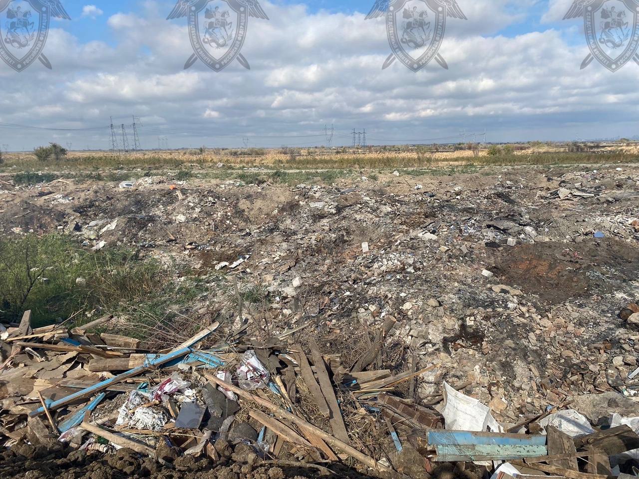 В Азовском районе следователи возбудили уголовное дело о незаконном размещении свалки на земельном участке сельскохозяйственного назначения Следственным отделом по г. Азов следственного управления Следственного комитета Российской Федерации по Ростовской области возбуждено уголовное дело в отношении жительницы Ростовской области по подозрению в совершении преступления, предусмотренного ст. 246 УК РФ нарушение правил охраны окружающей среды при эксплуатации сельскохозяйственных объектов лицами, ответственными за соблюдение этих правил, если это повлекло иные тяжкие последствия . По данным следствия, фигурантка организовала на земельном участке, расположенном в Азовском районе и относящемся к категории земель сельскохозяйственного назначения с видом разрешённого использования «для садоводства и огородничества» несанкционированную свалка твердых коммунальных и строительных отходов. Указанные противоправные действия повлекли деградацию почвенного покрова, причинив почве как объекту охраны окружающей среды ущерб. В настоящее время следователи СКР совместно с сотрудниками Управление экономической безопасности и противодействия коррупции ГУ МВД России по Ростовской области выполняют необходимые следственные действия и оперативные мероприятия, направленные на установление всех обстоятельств совершенного преступления.