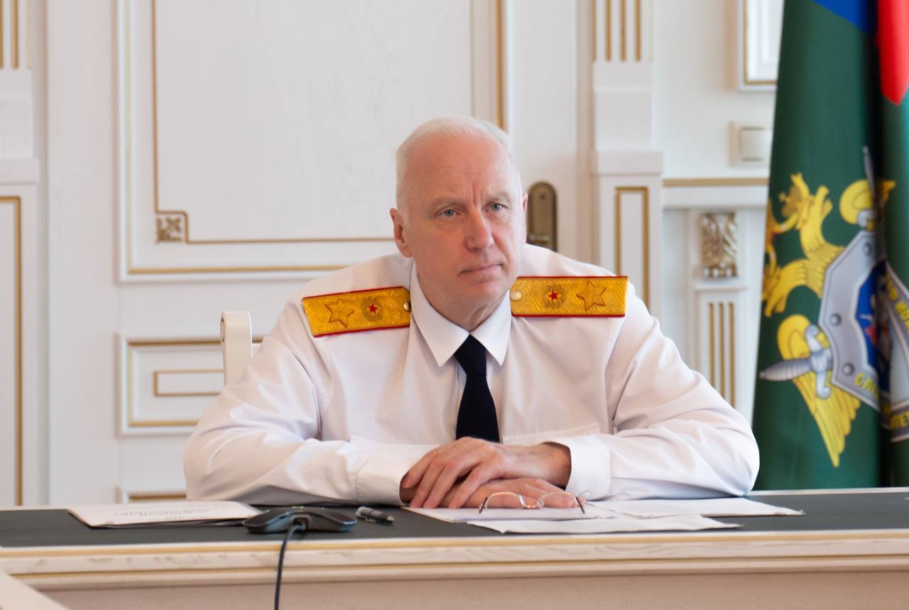 Председатель СК России в режиме ВКС провел прием жителей Самарской и Мурманской областей по вопросам расследования преступлений прошлых лет Супруга и дочери убитого в Самарской области мужчины обратились с просьбой установить лиц, причастных к совершению преступления. Мужчина возглавлял предприятие, занимающееся пассажирскими перевозками, в 2005 году избран депутатом в собрание представителей Сызранского района. В июне 2009 года вооруженные лица ворвались в его дом, после чего застрелили главу семьи, угрожали оружием его несовершеннолетней внучке, а также жестоко избили мать и бабушку. После этого они похитили крупную сумму денежных средств и скрылись с места преступления. До настоящего времени виновные не установлены и к ответственности не привлечены. В СУ СК России по Самарской области расследовалось уголовное дело, которое неоднократно приостанавливалось. Председатель СК России заслушал доклад руководителя СУ СК России по Самарской области П.М. Олейника, отметив некачественную работу правоохранительных органов на начальном этапе расследования. Затем глава СК России выслушал брата пропавшего в городе Оленегорске Мурманской области мужчины. Останки пропавшего были обнаружены в рамках поисковых мероприятий. Следственными органами СУ СК России по Мурманской области расследуется уголовное дело по признакам преступления, предусмотренного ч. 1 ст. 105 УК РФ убийство , однако причастные до сих пор не установлены. Руководитель СУ СК России по Мурманской области А.А. Ефремов доложил о ходе расследования. Председатель СК России поручил передать оба уголовных дела для дальнейшего расследования в центральный аппарат ведомства. Даны соответствующие поручения руководству Главного управления криминалистики Криминалистического центра СК России и Судебно-экспертного центра. А.И. Бастрыкин отметил, что в Самарской и Мурманской областях число нераскрытых преступлений остается высоким, и поручил руководителям следственных управлений совместно с оперативными, криминалистическими и экспертными подразделениями активизировать работу в данном направлении. «Раскрытие криминальных деяний прошлых лет является важнейшим этапом в процессе восстановления справедливости, эта работа определена одним из приоритетных направлений деятельности ведомства», - подчеркнул А.И. Бастрыкин.