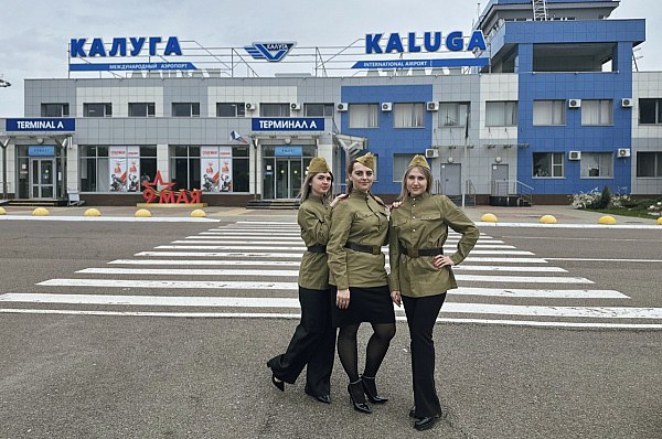 В аэропорту «Калуга» пассажиров встретят в гимнастерках и под песни военных лет С 5 по 9 мая 2025 года аэропорт «Калуга» присоединится к празднованию 80-летия Победы в Великой Отечественной войне, организовав для пассажиров особую атмосферу памяти и благодарности героям. Об этом сообщает AVIA.RU со ссылкой на данные воздушной гавани. Как отмечается в сообщении аэропорта в телеграм-канале, в эти дни сотрудницы на стойках регистрации будут встречать пассажиров в гимнастерках времен Великой Отечественной войны, создавая дух исторической связи поколений. Также, каждому путешественнику при регистрации будет вручена георгиевская ленточка – символ уважения к подвигу советского народа. Кроме того, в терминалах аэропорта будут звучать песни военных лет, отдавая дань памяти героям и подчеркивая значимость великой Победы. aviaru.net/n283151