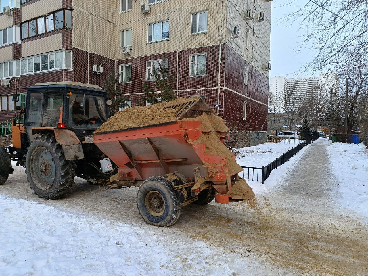 Глава Ульяновска Александр Болдакин потребовал от управляющих компаний усилить противогололедную обработку дворов  В связи с перепадами температур глава города поставил задачу обеспечить  жесткий контроль за работой управляющих организаций  - Люди обращаются ко мне в социальных сетях по несвоевременной очистке придомовых территорий, их обработке противогололедными материалами, очистке кровель. Прошу оперативно отрабатывать такие заявки и провести мониторинг работы управляющих компаний. Если информация о непринятии мер их руководством подтвердится, все данные должны быть незамедлительно переданы в надзорные органы, - сказал Александр Болдакин  В период праздничных дней управляющие компании ежедневно выводили на очистку дворов 74 единицы техники и 946 дворников. От жителей поступило больше 30 заявок, которые отрабатывались в том числе с участием специалистов Муниципального центра управления  Подробнее на сайте