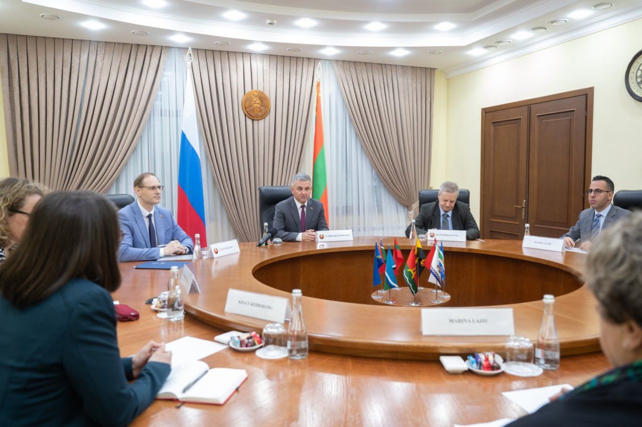 Вадим Красносельский провел переговоры с дипломатами, представляющими в ОБСЕ Швейцарию и Германию. Они прибыли в Тирасполь, чтобы на месте ознакомиться с ситуацией. Говорили о необходимости активизации переговорного процесса для решения практических вопросов. Президент выразил сожаление, что диалог с Молдовой находится в застое уже длительное время. И высказал мнение, что ОБСЕ и другие участник формата «5+2» должны сделать всё возможное для возобновления контактов Кишинёва и Тирасполя. «Не надо придумывать что-то новое, если есть то, что уже доказало свою эффективность. Надо просто возобновить работу», – считает Президент.