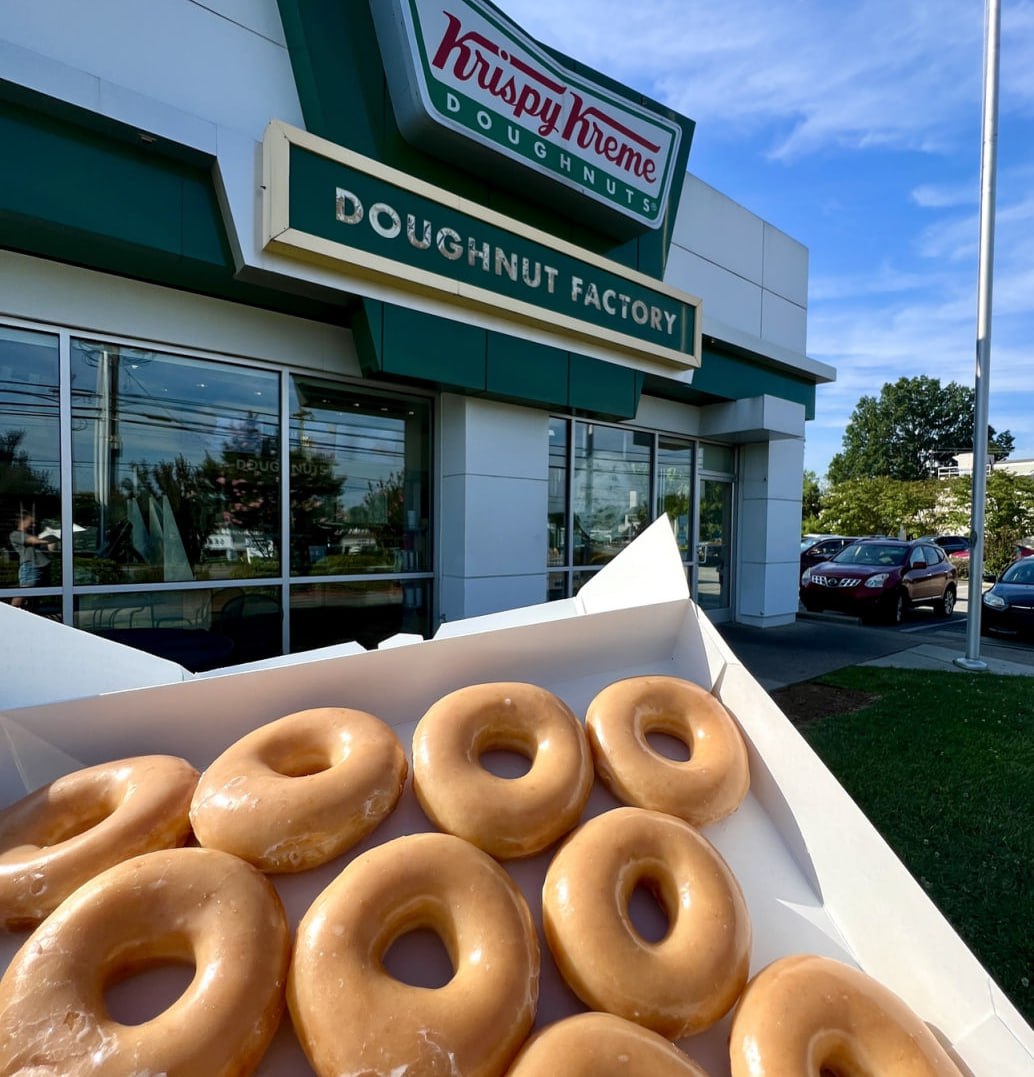 Krispy Kreme выходит на рынок Узбекистана Американская сеть Krispy Kreme известная своими свежими донатами и фирменной вывеской Hot Light в октябре 2025 года официально откроет свой первый магазин в Узбекистане Дебют бренда состоится в Ташкенте где Krispy Kreme начнёт работу в партнерстве с Food Town Logistics Group LLC Согласно соглашению узбекский франчайзи планирует быстрое масштабирование более 70 магазинов по всей стране в течение ближайших пяти лет Генеральный директор Krispy Kreme Джош Чарльсворт отметил что запуск в Узбекистане является частью глобальной стратегии компании по расширению присутствия на международных рынках Мы рады делиться радостью Krispy Kreme с новыми поклонниками в разных уголках мира От Испании до Бразилии и Узбекистана везде нас объединяет одно восторг людей впервые пробующих наши свежие тёплые пончики Выход на узбекский рынок станет важной частью новой волны международной экспансии бренда В 2025 году компания уже открыла первый магазин в Испании Мадрид и готовится к запуску точек в Бразилии С момента основания в 1937 году Krispy Kreme выросла из небольшой пекарни в Уинстон Сейлеме США до глобальной сети представленной более чем в 40 странах мира ТГ канал uzbekfoodtech