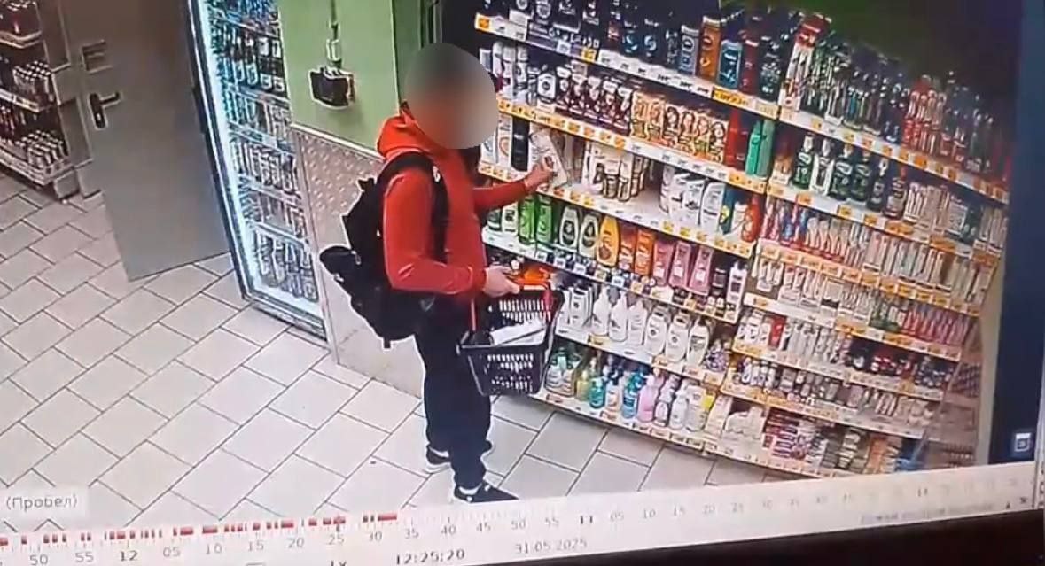 Полицейские задержали воришку, который выносил из магазинов продукты питания и косметические средства Установлено, что 37-летний приезжий из Красноярского края незаметно брал с полок товары, затем складывал их в сумку и минуя кассовую зону, покидал магазины. Всего, злоумышленник совершил 3 кражи на общую сумму более 10 тыс. руб. Представители организаций обратились в полицию. Серию преступлений раскрыли сотрудники геленджикской полиции, которые в результате комплекса оперативно-розыскных мероприятий установили и задержали похитителя Возбуждено уголовное дело по трем эпизодам ч.1 ст.158 УК РФ. Мужчине грозит до 2 лет лишения свободы Связаться с админом