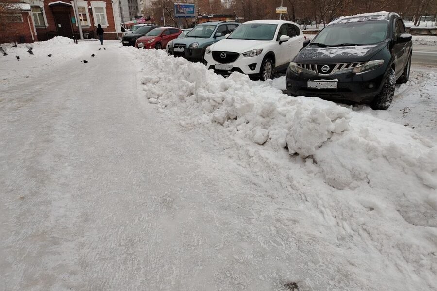 ИИ устройство испытали в Новосибирске для контроля качества уборки дорог и дворов аппарат планируют использовать для борьбы с сугробами в городе Вице мэр Иосиф Кодалаев рассказал что чудо технику устанавливают на транспорт Это аналог камер фотовидеофиксации он выявляет наледь снежные валы сосульки надписи на фасадах незаконную рекламу и прочее Полученные с его помощью сведения являются основанием для привлечения к административной ответственности без составления протокола