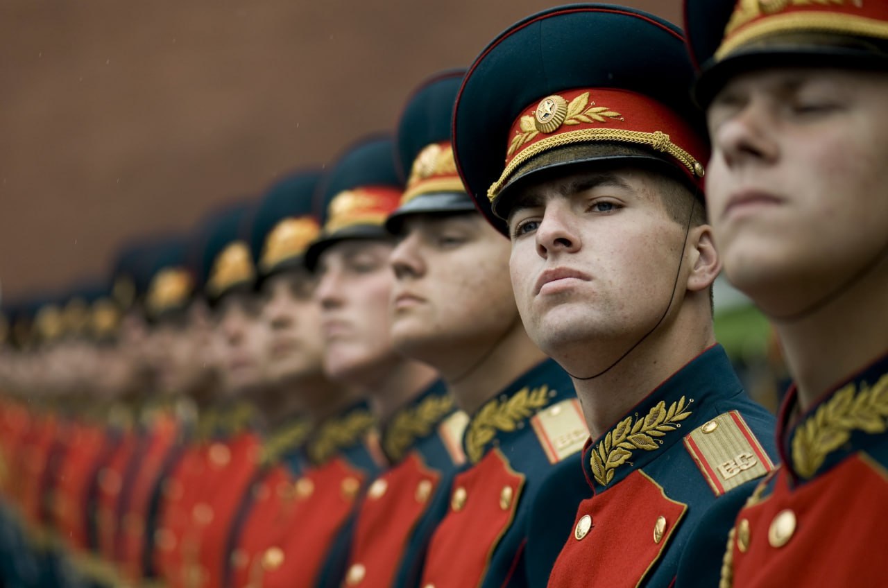 Минобороны планирует в 2025–2034 годах открыть 15 новых военных вузов для подготовки недостающих командных кадров.  Решение о создании двух вузов уже принято.    В 2025 году начнут набор курсантов Саратовское высшее военное инженерное училище радиационной, химической и биологической  РХБ  защиты и Нижегородское высшее военное инженерное училище.   В 2026 году могут начать работу еще три высших военных училища: танковое в Челябинске, авиационное в Ульяновске и училище связи в Новочеркасске.  В 2027 году начнет набор курсантов военное училище войск беспилотных систем в Московской области. В 2028 году – Омское общевойсковое командное училище, в 2029-м – Красноярское училище радиоэлектроники ПВО, в 2032-м – Пушкинское училище воздушно-космической обороны и в 2034-м – Томское училище связи.  Также в течение нескольких лет предлагается открыть четыре филиала Военно-медицинской академии: в Севастополе, Самаре, Новосибирске и Хабаровске.   Большинство вузов из списка существовали раньше в тех же самых городах и были закрыты в ходе реформ в постсоветское время.