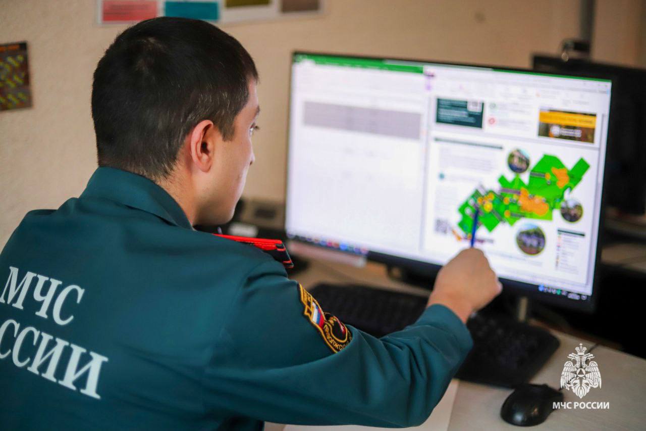 Нарушителей нашли из космоса На территории Соликамского округа Пермского края с помощью космического мониторинга термоточек МЧС России зафиксированы 2 нарушения противопожарных требований. Местные жители жгли мусор в период особого противопожарного режима. Сотрудники МЧС России нашли каждого с помощью космических технологий и выписали штраф по 10 тыс. рублей.