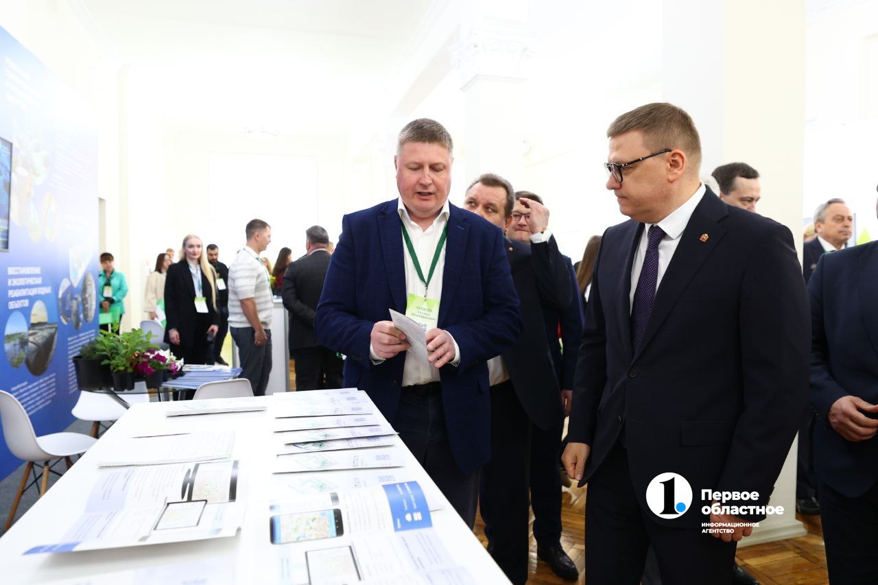 Губернатор Челябинской области Алексей Текслер начал работу на экофоруме с осмотра выставки  Особое внимание – отечественным геоинформационным системам, а также установкам для утилизации свалочных газов  напомним, подобные установки работают на месте бывшей челябинской свалки: законсервированное тело полигона генерирует сегодня около 1000 кубометров газа в час – одна десятая идет на установленные здесь же теплицы, где разводят цветы и подращивают саженцы для города     / Прислать новость