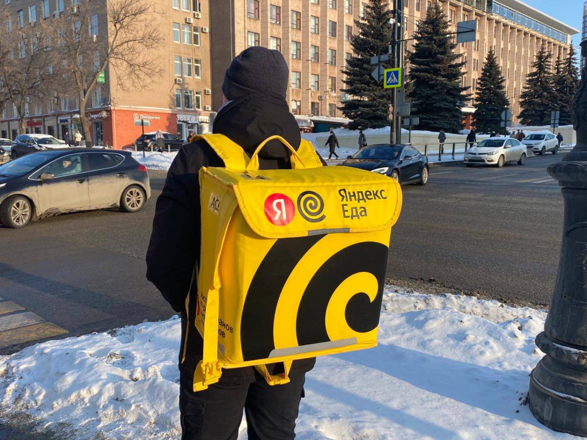 Курьеров и дарксторы обяжут соблюдать санитарные правила К хранению продуктов в так называемых дарксторах у Роспотребнадзора есть вопросы поэтому в ведомстве написали методические рекомендации для таких складов и их сотрудников а заодно и для курьеров Два года это работает крупные игроки соблюдают правила поэтому сейчас мы готовимся перевести рекомендации в требования то есть в санитарные правила сообщила глава Роспотребнадзора Анна Попова на заседании Совета Федерации Предлагается разработать и национальный стандарт для готовой еды На этот сегмент приходится около четверти курьерских доставок отмечает Парламентская газета Нам бы хотелось чтобы эта продукция была не только безопасной но и полезной пояснила глава Роспотребнадзора