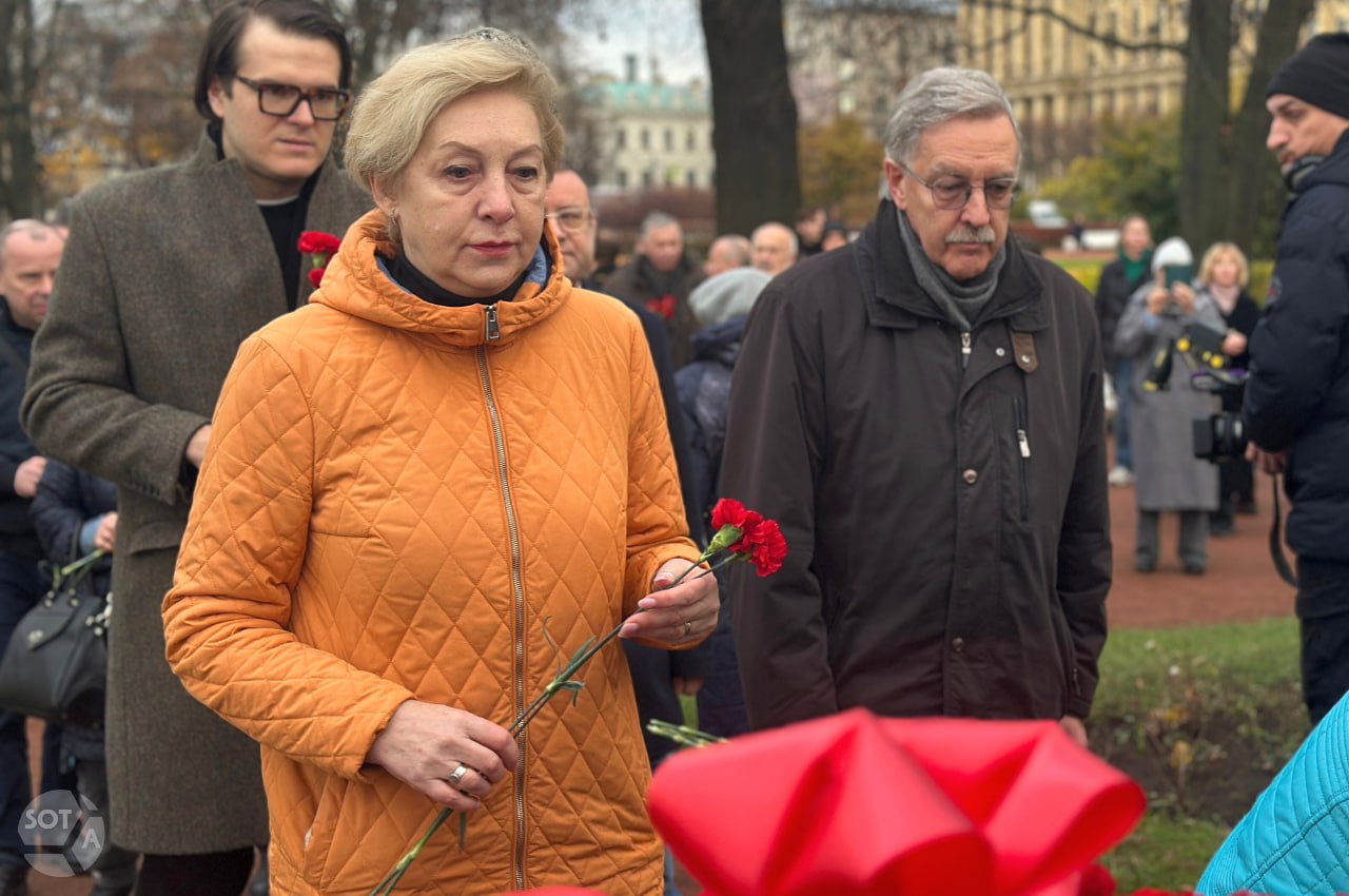 Петербургского депутата Ольгу Штанникову обвинили в демонстрации экстремистской символики из за вк поста с фото Навального 2013 года Теперь ее могут не пустить на выборы На депутата петербургского заксобрания от Яблока Ольгу Штанникову составили протокол по статье о публичной демонстрации экстремистской символики пишет Ротонда В пресс службе судов пояснили что поводом стал пост на странице Штанниковой во ВКонтакте от 2013 года с фотографией Алексея Навального В этом году он официально баллотировался на пост мэра Москвы набрав больше 27 голосов Если суд признает Штанникову виновной она не сможет избраться в парламент Петербурга в 2026 году Сама Штанникова стала депутатом после того как Бориса Вишневского лишили мандата из за иноагентского статуса Представители Яблока в заксобрании Петербурга назвали обвинение в адрес Штанниковой абсурдными и недоказанными На фото SOTAvision Ольга Шапошникова у Соловецкого камня в День памяти жертв политических репрессий в октябре