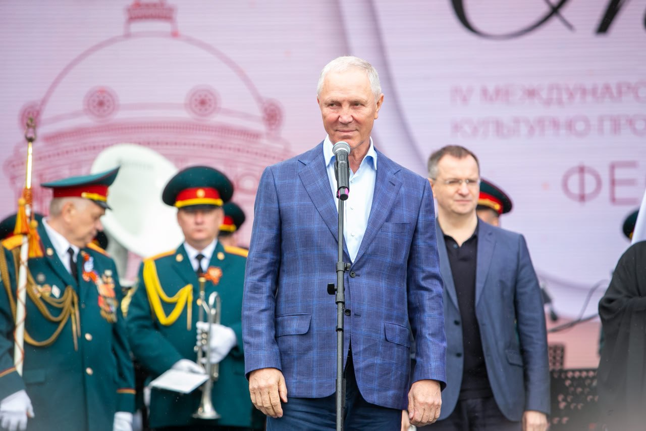 Владимир Сальдо совместно с зампредом РВИО рассказали о Крыме и Новороссии участникам фестиваля "Шкинь-Опера" в Коломне "С Николаем Овсиенко рассказали коломенцам о нашей общей истории, близкой каждому херсонцу. Атмосфера сильная и впечатляющая. Все сделано с душой, как умеют в России", — поделился губернатор Херсонской области. По его словам, фестиваль стал настоящей машиной времени с исторической реконструкцией, просветительским форумом и концертом под открытым небом. ПОДПИСАТЬСЯ НА ТАВРИЮ