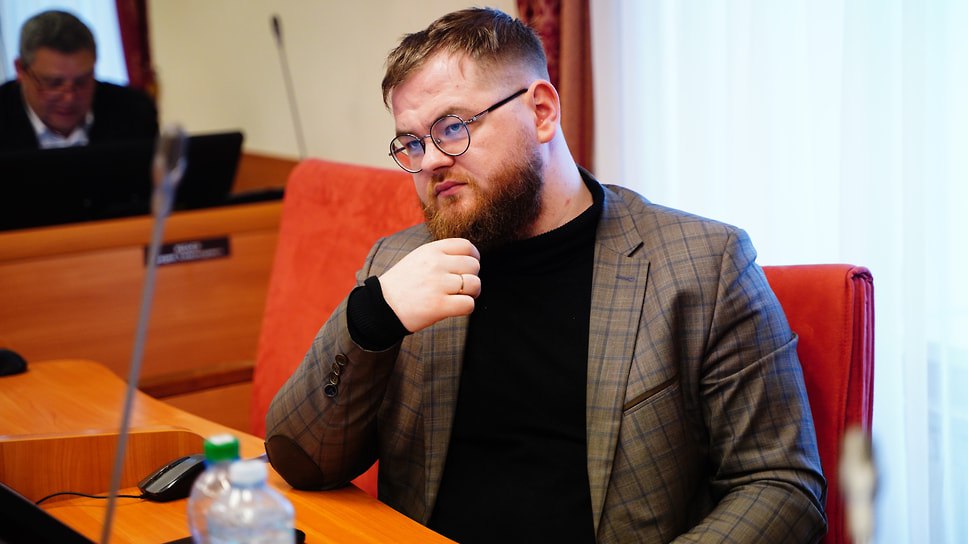 Депутаты Ярославской областной думы единогласно поддержали возвращение Ивана Демидова и Андрея Юдаева на работу на профессиональной постоянной основе. Решение приняли на заседании 27 мая. В 2024 году Демидов добровольно отправился в зону СВО и попросил освободить его от работы на постоянной основе. Юдаев отказался от постоянной работы в июне 2024 года. Сейчас оба подали заявления о возвращении, которые были одобрены. Фото: Ярославская областная дума Еще больше новостей — в Telegram-канале «Ъ-Ярославль»