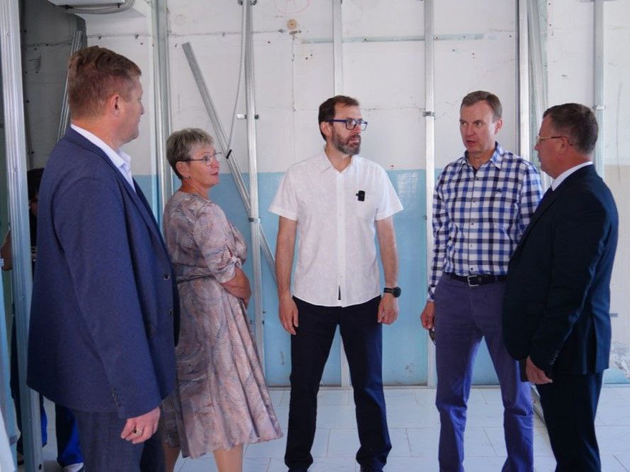 Капремонт здания поликлиники участковой больницы поселка Михайловка завершится в планируемые сроки – до декабря. Общая готовность объекта составляет 65%. «Капремонт больницы – это лишь часть большой работы. Чтобы в полной мере реализовать потенциал обновленного медучреждения и обеспечить максимальный комфорт для всех, кто пользуется его услугами, мы должны уделить должное внимание благоустройству прилегающей территории. На эти цели в региональном бюджете необходимо заложить средства. Ход капремонта объекта остается на контроле депутатов», – прокомментировал спикер ЗС Александр Ведерников.