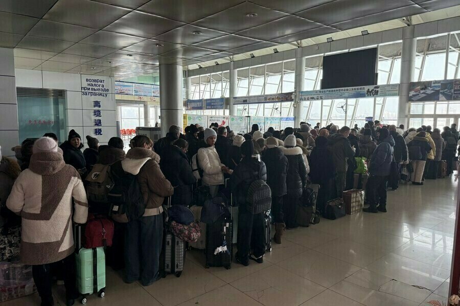 В феврале амурчане не смогут уехать в Хэйхэ в течение нескольких дней Это связано с празднованием в соседнем государстве Китайского Нового года По информации паблика Китай Хэйхэ февраля рейсов Благовещенск Хэйхэ и Хэйхэ Благовещенск не будет 17 18 и 19 февраля На сервисе по продаже билетов на автобус соединяющий российский и китайский города указано что 17 февраля рейсов из Благовещенска в Хэйхэ нет вообще а 18 и 19 февраля они были отменены По данным паблика в указанные дни российская и китайская таможня скорее всего работать не будут На российской стороне эту информацию пока не подтвердили Праздник Весны или Китайский Новый год в Поднебесной в текущем году будут праздновать с 16 по 22 февраля включительно именно столько продлятся официальные выходные в стране