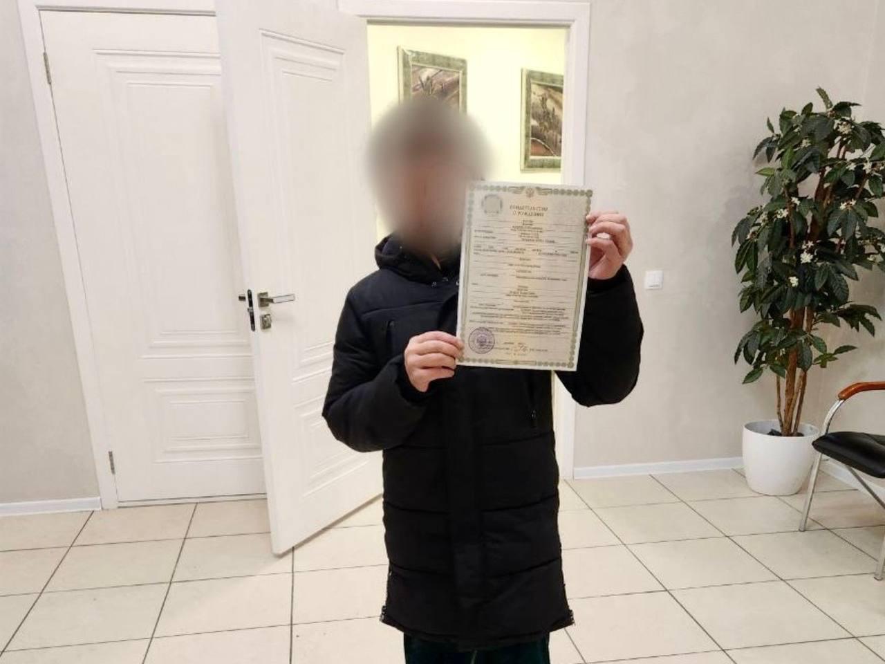 Пермячка 55 лет прожила без паспорта и свидетельства о рождении пишет Mash До этого её официально не существовало Когда женщина родилась мать не обратилась в ЗАГС для регистрации ребёнка в детский сад и школу она не ходила Всё это время дама работала неофициально без документов ей было тяжело обратиться за пособиями и медпомощью К 55 летнему юбилею она пошла в суд где удовлетворили её просьбу и признали существование женщины Теперь она получила свидетельство о рождении investingcorp