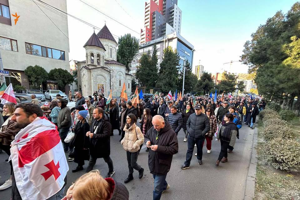 В Тбилиси оппозиция проводит очередную протестную акцию против результатов парламентских выборов.   Сегодняшний митинг организуют три политические силы, прошедшие в парламент: «Единство – Национальное движение», «Коалиция за перемены» и «Сильная Грузия».   Участники стартовали со станций метро «Марджанишвили» и «Государственный университет».     Андраник Ованнисян   Facebook   Instagram   YouTube