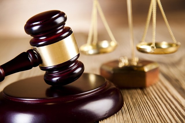 В Краснокаменске вынесен приговор по уголовному делу о попытке дачи взятки сотруднику полиции 42 летняя местная жительница признана виновной в покушении на мелкое взяточничество Об этом сообщили в телеграм канале прокуратуры Забайкальского края  Инцидент произошел в июне 2025 года когда полицейские приехали к женщине по вызову о домашнем насилии В ходе проверки они обнаружили что она распивала спиртные напитки в присутствии своих малолетних детей 7 и 11 лет что является неисполнением родительских обязанностей Чтобы избежать административной ответственности женщина предложила сотруднику полиции 10 000 рублей Однако тот отказался от денег и пресек противоправные действия В итоге женщина понесла наказание по обеим статьям за неисполнение родительских обязанностей она получила предупреждение а за попытку дачи взятки мировой судья оштрафовал ее на 40 000 рублей Предложенные 10 000 рублей были конфискованы в доход государства Приговор еще не вступил в законную силу