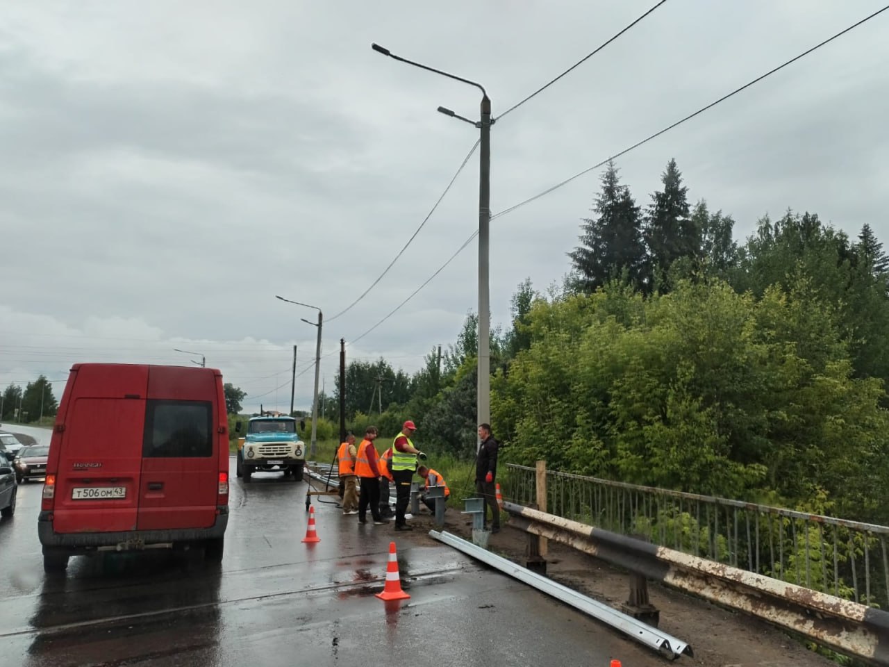 В Кирове началась замена барьерных ограждений на мосту при въезде в микрорайон Радужный. Подрядчики установят 383 метра новых конструкций, соответствующих ГОСТу. Работы идут с минимальными неудобствами для водителей и должны завершиться до 11 июля, сообщили в теруправлении по Нововятскому району. Новые ограждения отличаются повышенной прочностью и сроком службы.