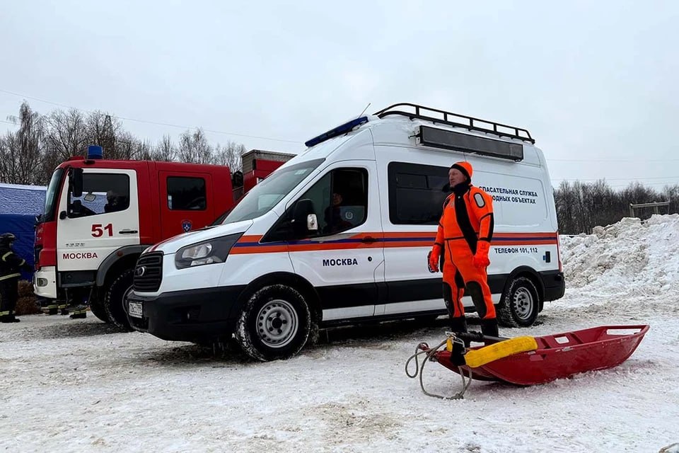 Двух рыбаков сняли со льдины в Финском заливе Два рыбака застряли на льду в 500 метрах от берега в Выборгском районе Ленобласти и вызвали спасателей Мужчин успешно эвакуировали на берег их состояние удовлетворительное Андрей Абрамов Читай нас в MAX Читай нас в Telegram