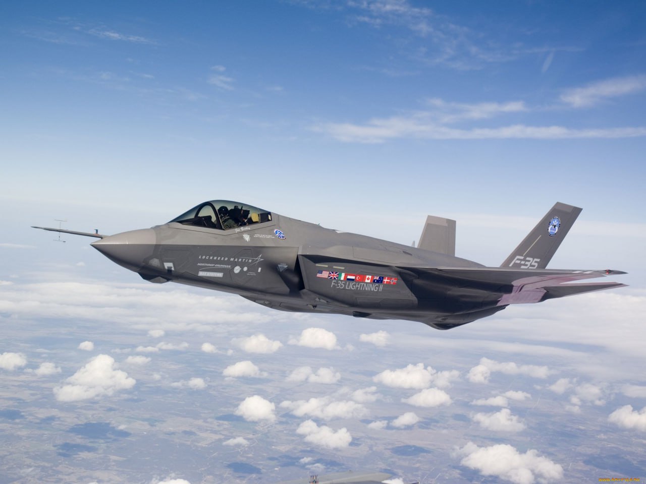 Первая система РЭБ с 6G сможет заглушить радар истребителя F-35 Используя механизм обработки сигналов следующего поколения, новая система РЭБ обеспечивает преимущество перед современными военными радарами. В частности, она способна перехватывать сигналы и создавать ложные цели для радаров, работающих в диапазоне высоких частот. Такие радары, как полагают эксперты, установлены на американских истребителях-невидимках F-35. В качестве наземного глушителя система также может выполнять роль мощного устройства связи, с чрезвычайно высокой скоростью получая или передавая огромное количество данных.