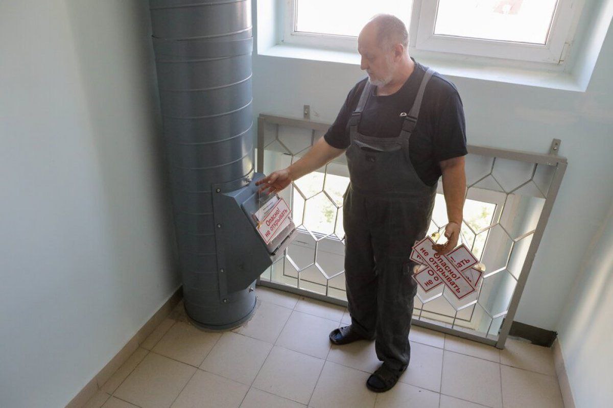 В Госдуме предложили запретить мусоропроводы в новых домах Такой стандарт по мнению инициаторов поможет устранить неприятные запахи и предотвратить размножение насекомых грызунов и бактерий Согласны да не уверен нет это удобно agregiruem