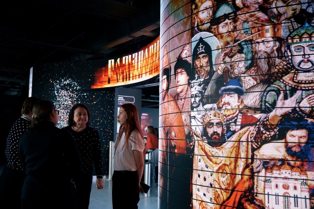 В Донецке открыли Исторический парк Россия Моя история для детей и взрослых В Донецке Донецкая Народная Республика начал свою работу мультимедийный Исторический парк Россия Моя история Новое пространство направлено на историческое просвещение создание возможностей для развития и творчества молодежи Парк открыт по поручению президента России при поддержке Минпросвещения РФ Минобрнауки ДНР Правительства Москвы в рамках национального проекта Молодежь и дети