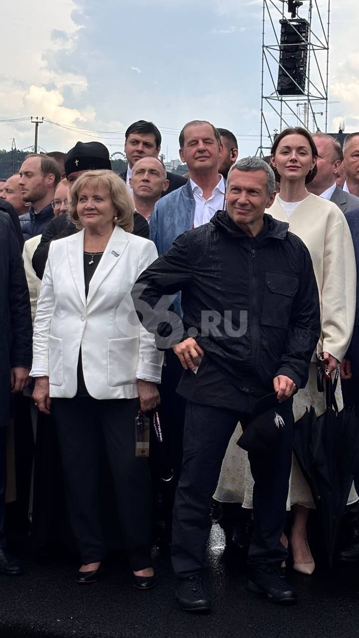 Владимир Соловьев прилетел в Екатеринбург. Его заметили на открытии фестиваля «Энергия РМК» В событии также поучаствовали первый зампредседателя Совета Федерации Владимир Якушев, полпред в УрФО Артем Жога, мэр Екатеринбурга Алексей Орлов, врио губернатора Денис Паслер, митрополит Евгений Кульберг , основатель РМК Игорь Алтушкин и бизнесмен Андрей Симановский. Праздник открыли воздушным представлением эскадрильи «Русь», летчики показали фигуры высшего пилотажа, после пять парашютистов впервые прыгнули с 12-килограммовыми флагами 4,5 метра в ширину и 9 метров в длину. Программа рассчитана на два дня — 16 и 17 августа. На более чем 10 площадках гостей ждет экстремальный спорт, зона единоборств, баскетбол, мотошоу от Алексея Колесникова, выставка техники ралли «Дакар», выступления артистов. Новости из Екатеринбурга