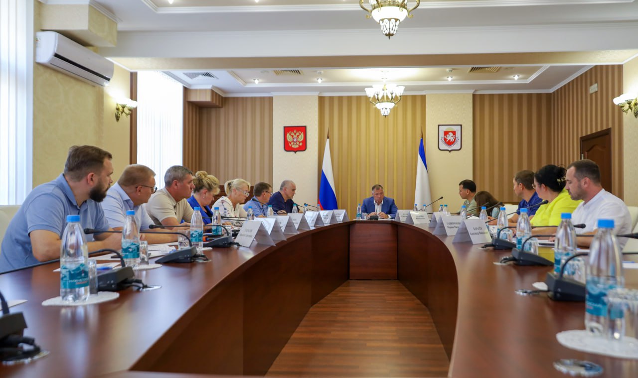 На совещании под председательством Заместителя Председателя Правительства РФ Марата Шакирзяновича Хуснуллина обсудили ход реализации Госпрограммы социально экономического развития Крыма В центре внимания строительство очистных сооружений модернизация дорожно транспортной инфраструктуры ввод нового жилья и сокращение объектов незавершенного строительства В целом динамика положительная В этом году планируется ввести в эксплуатацию 16 соцобъектов и 20 объектов инженерной инфраструктуры На реализацию программы выделено 65 млрд руб Исполнение кассового плана на сегодняшний день составляет 54 Важно наращивать темп и динамику работ по всем направлениям чтобы избежать рисков по итогам года Качественное и своевременное выполнение всех намеченных мероприятий имеет первостепенное значение для улучшения жизни крымчан
