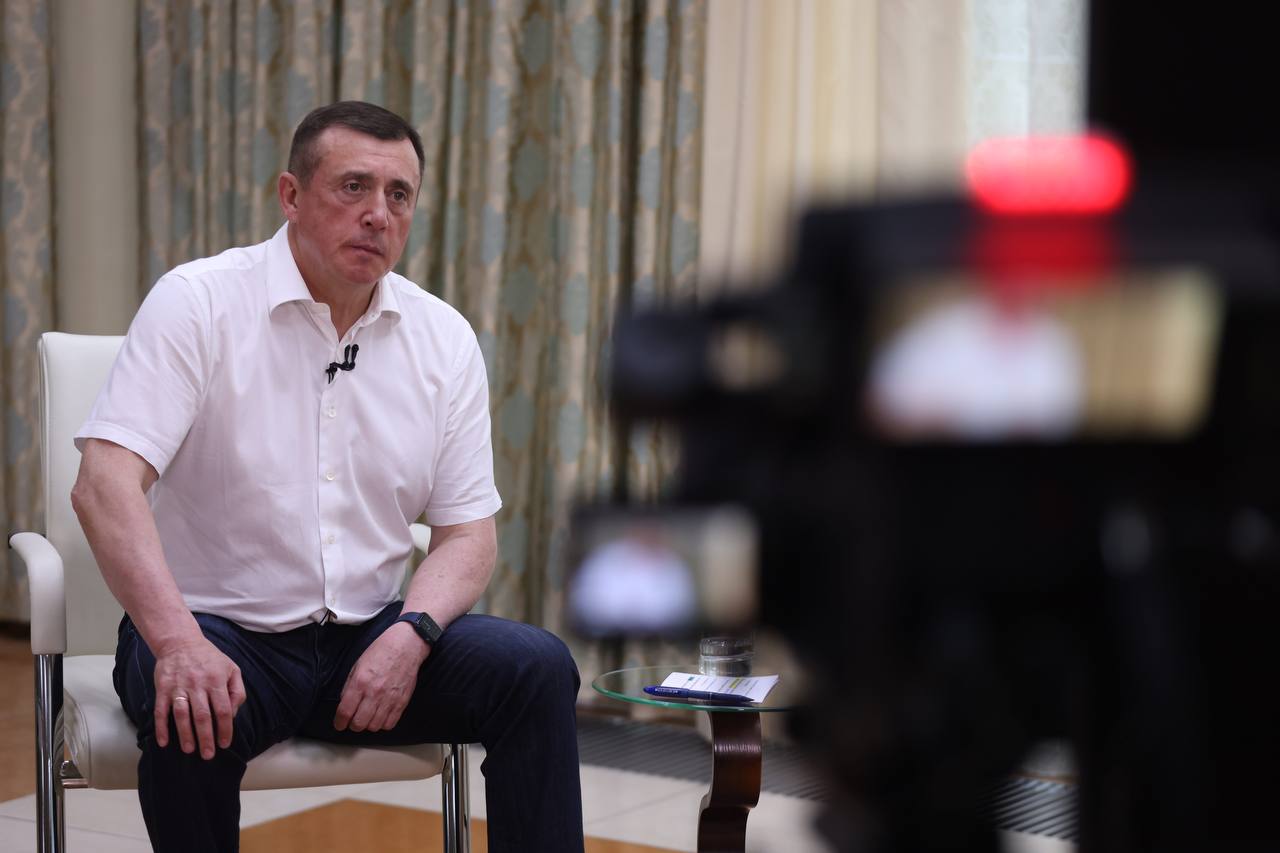 Завершилась прямая линия губернатора Сахалинской области. Валерий Лимаренко еще раз обозначил ключевой приоритет: качество жизни островитян должно расти. Яркий пример – позитивные перемены в Долинском районе: модернизация инфраструктуры, строительство жилья, создание комфортных общественных пространств. Глава региона подчеркнул, что власть держит руку на пульсе - через прямой диалог с жителями, оперативное реагирование на их запросы и решение проблем. Считаю, что формат прямой линии губернатора - эффективный механизм, который помогает слаженно работать и достигать поставленных целей.