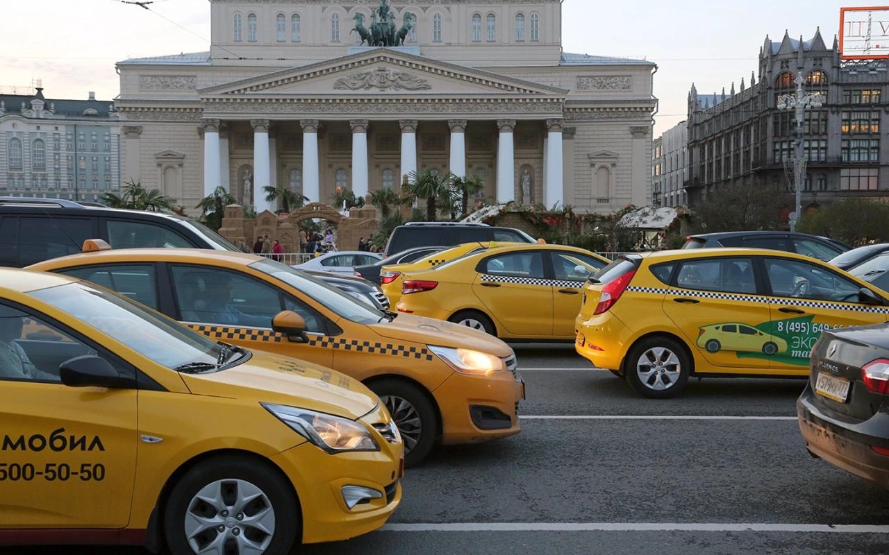 В Госдуме предложили увеличить штрафы для таксистов-мигрантов Автор законопроекта предлагает в несколько раз увеличить штрафы в этой сфере. Например, штраф за отсутствие в салоне автомобиля информации, предусмотренной правилами перевозок пассажиров предлагается установить на уровне 10 тыс. руб. сейчас 500 руб. , а для юрлиц — 70 тыс. руб. «В данном случае речь идет об отсутствии информации о перевозчике, номера телефона фирмы для приема жалоб и предложений, ФИО водителя, телефонного номера контролирующей организации», — пояснил глава думской фракции «Справедливой России — За правду» Сергей Миронов. Аналогичные штрафы, по мнению автора инициативы, необходимо ввести в том случае, если водитель не выдал чек или квитанцию. Помимо этого, Миронов предложил увеличить штраф за отсутствие окраски «под такси» и специального опознавательного фонаря до 30 тыс. руб. для юрлиц — 100 тыс. руб. .
