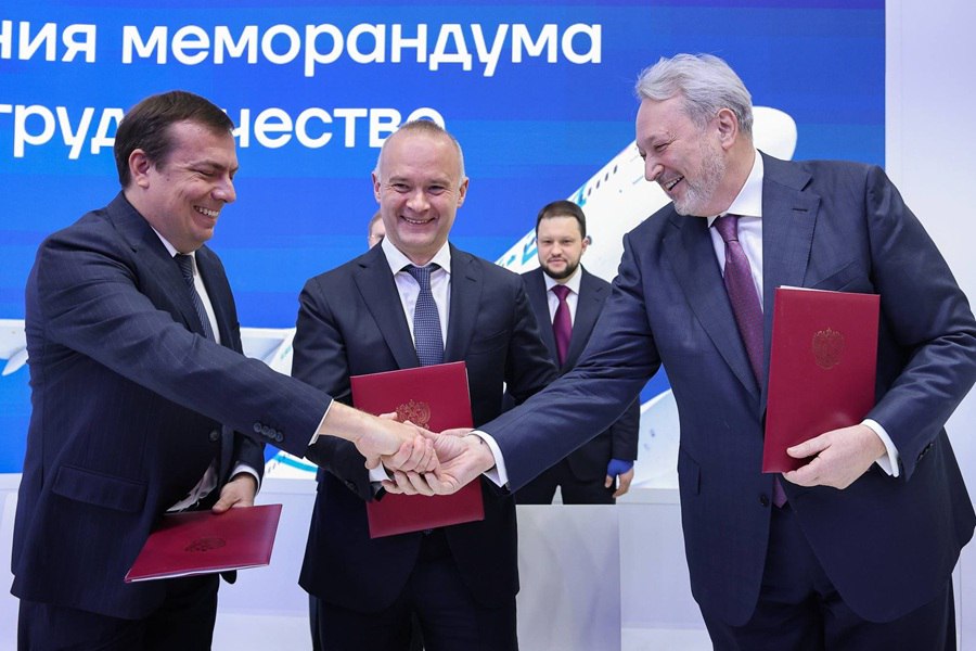 Авиакомпания базирующаяся в Новосибирске закупит 100 российских самолетов ОАК S7 Group и ГТЛК подписали меморандум о поставке 100 самолетов Ту 214 Речь в том числе идет о воздушные суда с расширенными эксплуатационными характеристиками адаптированными под нужды авиакомпании После доработки эксплуатационной документации и компоновки салона самолет будет вмещать до 213 пассажиров Сейчас в парке авиакомпании самолеты 8 моделей вместимостью до 211 мест Подробнее читайте по ссылке     INFOPRO54 Фото предоставлено пресс службой ОАК