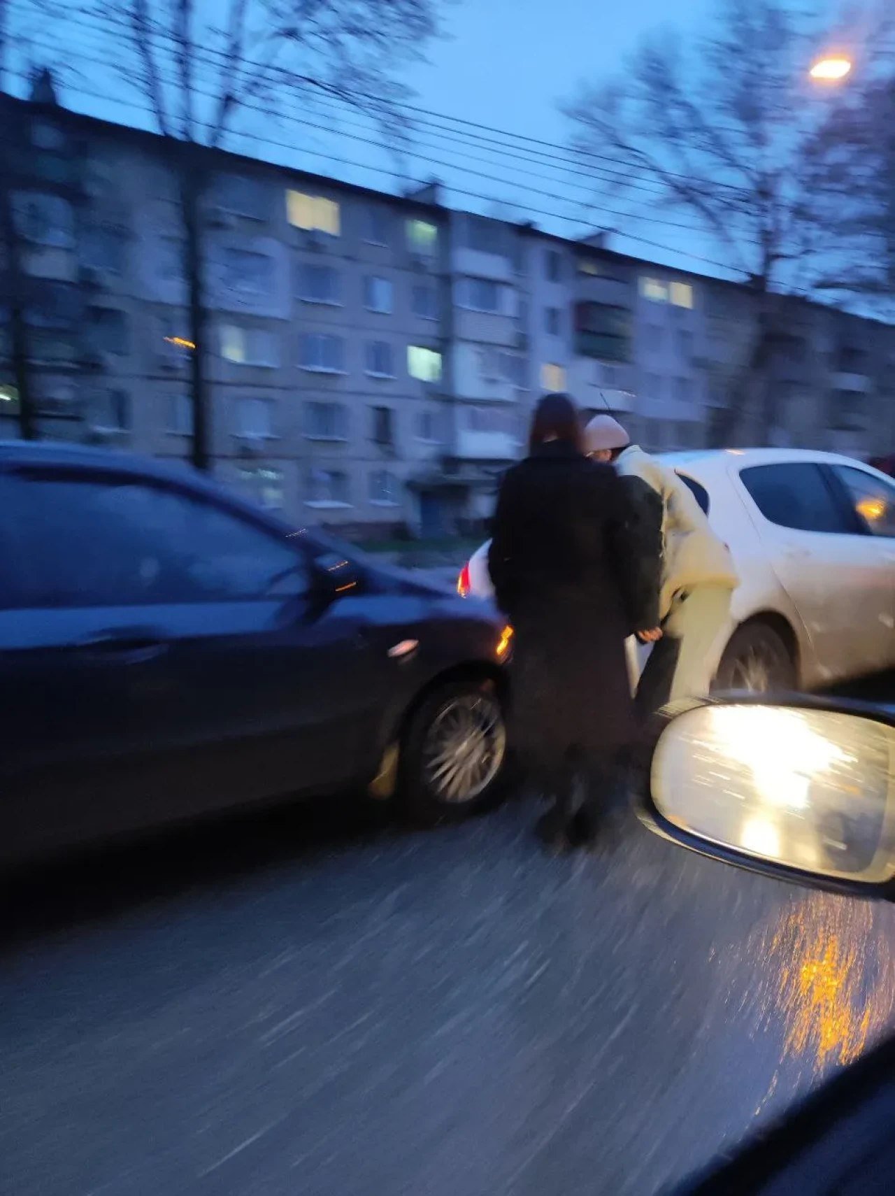 Утро в Керчи началось с тройной аварии  В Керчи утро четверга, 23 января, началось с аварии на улице Горького. В ДТП столкнулись три автомобиля. Об этом сообщают очевидцы в группе «Ситуации на дороге»,- передает КерчьФМ  Предположительно, авария произошла из-за несоблюдения дистанции. О пострадавших не сообщается... подробнее