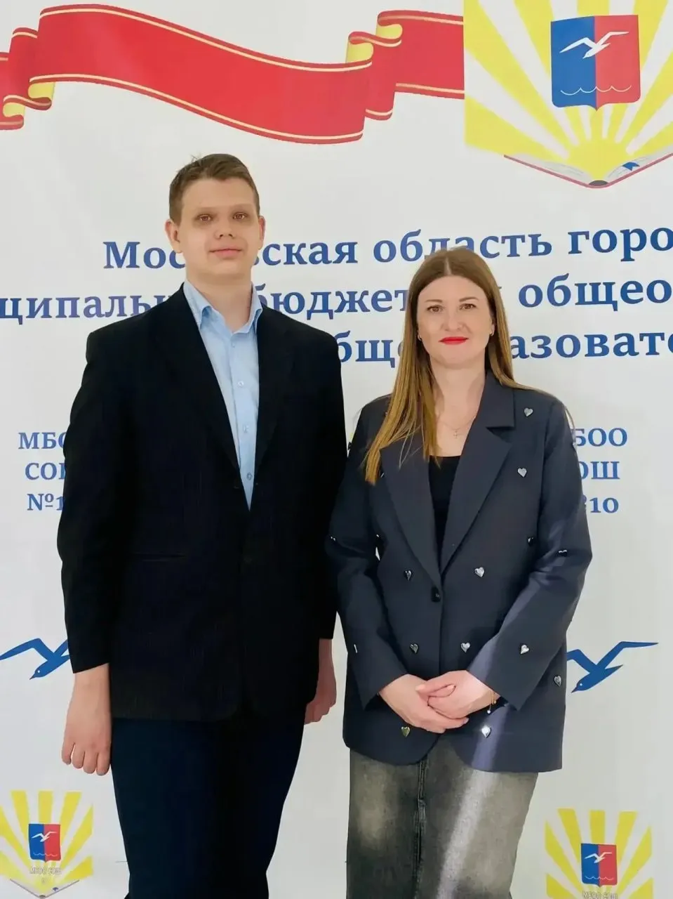 Лобня в топе наш школьник покорил Всероссийскую олимпиаду по английскому языку Ученик 10 класса школы 10 Александр А стал серебряным призером заключительного этапа Всероссийской олимпиады по английскому языку В финале в Москве сражались более 300 ребят из 87 регионов страны К успеху Александра вела его наставница учитель Мария Сальникова Главный бонус теперь у школьника есть право на поступление в ведущие вузы России без экзаменов Гордимся и поздравляем
