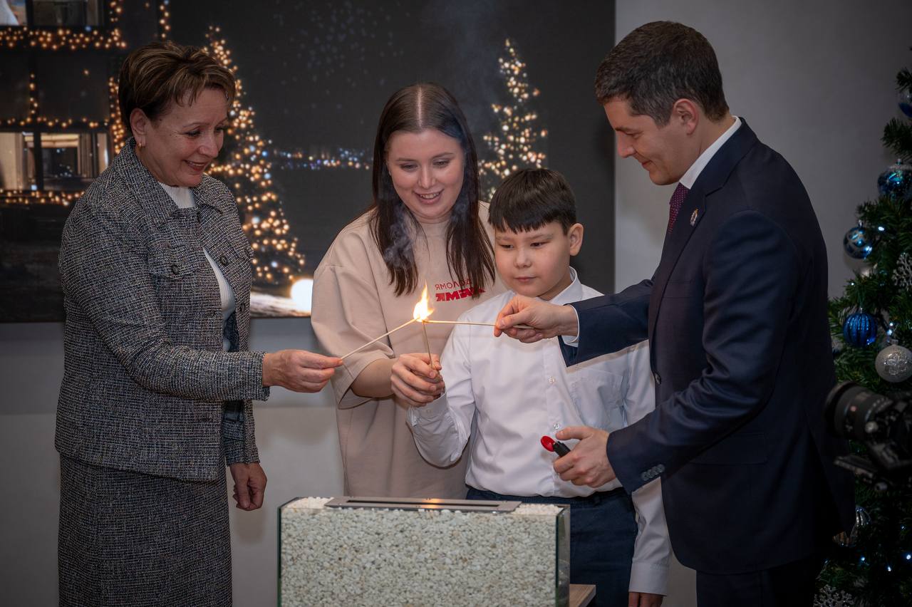 В Тюмени открылся Дом Ямала место встреч для северян которые сохраняют связь с малой родиной Новый центр собрал под одной крышей тех кто хочет общаться и поддерживать земляков Здесь работают вожатые и штаб ямальского студенчества а ветераны встречаются с молодёжью делятся опытом и помогают советом Внутри открыли многофункциональный зал коворкинг и студию звукозаписи чтобы все желающие развивали проекты и творческие идеи