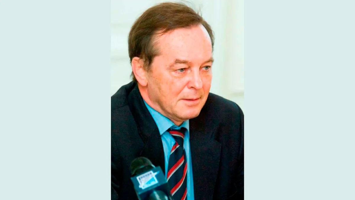 Актер Александр Гаврилов скончался в Петербурге на 74-м году жизни В Петербурге 4 мая в возрасте 73 лет скончался актер Александр Гаврилов. Об этом сообщили в Петербургском отделении Российского творческого Союза работников культуры РТСРК , где он на протяжении 30 лет занимал должности секретаря и исполнительного директора. Артист был организатором множества праздников и фестивалей в Петербурге. В частности, он был идейным вдохновителем «Праздника корюшки». О причинах смерти пока ничего не сообщается. Прощание пройдет 8 мая в помещении РТСРК на Захарьевской улице, 17. Попрощаться с актером, известным по роли Марта в фильме-сказке «Двенадцать месяцев», можно с 10:15 до 12:30. Фото: vk com / kulturaspb
