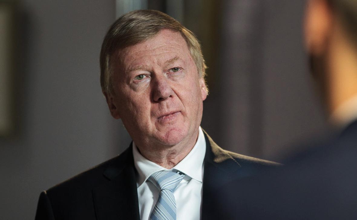 Приставы начали исполнительное производство по аресту имущества Анатолия Чубайса СМИ По данным Базы в реестре федеральной службы судебных приставов в январе появился исполнительный лист на имущество бывшего руководителя Роснано Чубайса Конкретный список активов не раскрывается взыскание наложено на всё его предполагаемое имущество в рамках заявленных требований на сумму почти 11 9 млрд рублей В Роснано заявили что добивались ареста из за риска вывода активов Чубайса за рубеж В компании полагают что ответчик не заинтересован в сохранении в России своего имущества и мог продать его ещё до конца всех судебных разбирательств Суд согласился с этими доводами и в декабре 2025 года постановил арестовать имущество и счета Чубайса jkinvest news jkinvest