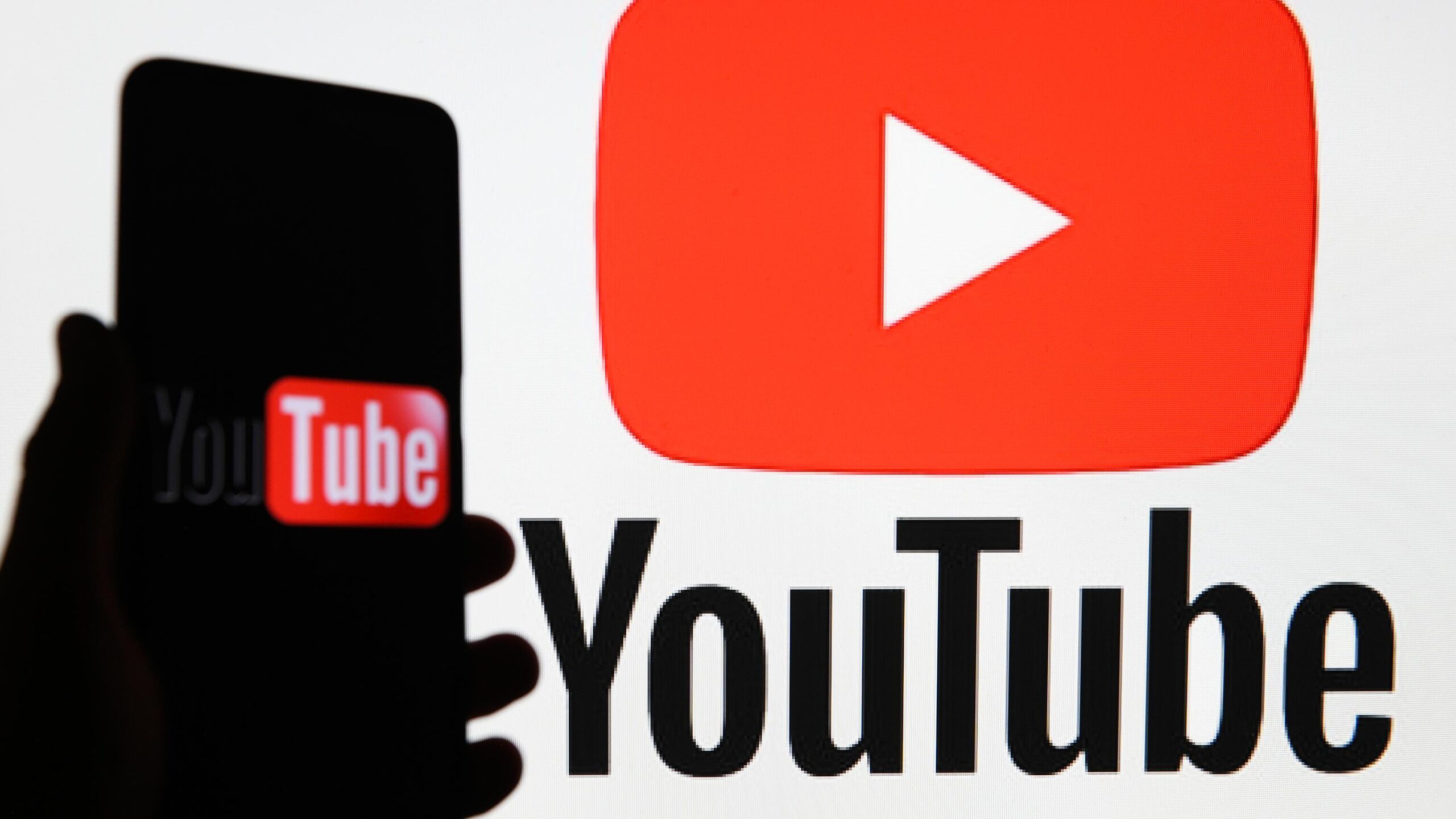 YouTube выделил для себя ряд приоритетных задач на 2026 год одной из них стала борьба с созданным искусственным интеллектом ИИ низкокачественным контентом заявил гендиректор видеохостинга Нил Мохан Neal Mohan Развитие искусственного интеллекта вызвало опасения по поводу низкокачественного контента также известного как AI Slop Мы активно развиваем наши проверенные системы которые очень успешно борются со спамом и кликбейтом а также сокращают распространение низкокачественного повторяющегося контента написал Мохан в блоге Глава YouTube также отметил что компания сосредоточена на том чтобы в конечном итоге ИИ служил людям которые делают YouTube замечательным то есть создателям контента артистам и зрителям Компания маркирует контент созданный с помощью продуктов искусственного интеллекта YouTube а также требует от авторов указывать подобный контент Платформа также удаляет ИИ контент который нарушает ее правила