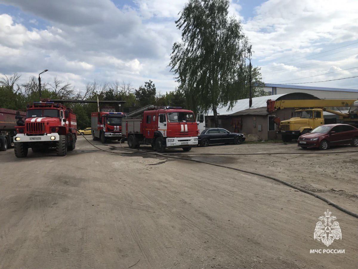 Дымящийся грузовик в Горелках потушили 12 спасателей МЧС На место возгорания на улице Молодежная в микрорайоне Горелки спустя несколько минут прибыли 12 огнеборцев. Об этом сообщает региональное МЧС. ↗ Прислать новость Подписаться
