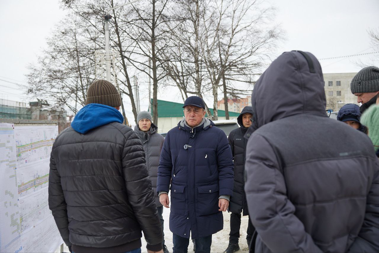 В Южно-Сахалинске капитально ремонтируют большой участок главной городской магистрали   В областном центре приступили к капитальному ремонту проспекта Мира. На первом этапе реконструкции приведут в порядок около 1 километра дороги от Сахалинской до Пионерской. На втором – от Пионерской до Украинской. Ход работ на объекте проинспектировал губернатор Валерий Лимаренко.    При реконструкции дороги будут учтены все современные требования. Подрядчик заменит инженерные сети, включая ливневую канализацию, демонтирует старый и построит новый автомобильный мост через реку Рогатка, обустроит проезжую часть, тротуары, уличное освещение.    - Нам предстоит провести масштабные работы. Капитальный ремонт затронет участок от улицы Украинской до Сахалинской. Это одно из знаковых мест в городе. В этом районе у нас расположены «Сахалин Арена», дом культуры «Родина», общественные пространства. Также в этом году у нас запланирован очередной этап благоустройства набережной Рогатки, который синхронизировали с капитальным ремонтом дороги. А в следующем году мы приступим к обустройству новой площади у дома культуры «Родина», которая станет еще одним местом притяжения для наших горожан. Поэтому необходимо позаботиться о том, чтобы проспект Мира в этом направлении был комфортен для автомобилистов и пешеходов, – отметил Валерий Лимаренко.    Сейчас подрядчик приступил к работам по замене дорожного основания, которые можно проводить в зимний период, а также к обустройству временного моста для удобства горожан