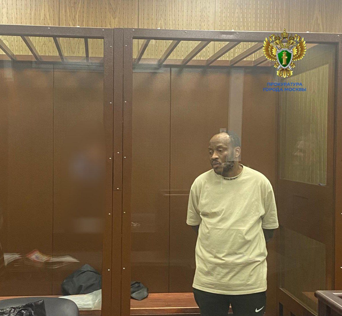 Суд признал виновным в мошенничестве камерунца Ханса Таби Таканга обещавшего превратить бумагу в доллары с помощью ритуала Мужчина приговорён к 3 годам колонии В ходе прений сторон прокурор просил назначит наказание в виде 5 5 лет колонии общего режима Об этом сообщает корреспондент РЕН ТВ из зала суда Таканг полностью признал свою вину Подсудимый утверждает что после падения с шестого этажа на стройке его начали посещать преступные мысли Он также готов возместить ущерб обоим потерпевшим  С сентября по октябрь 2022 года подсудимый постоянно звонил одному из потерпевших под разными предлогами чтобы войти к нему в доверие Таканг сообщил что с помощью специального ритуала известного только ему можно получить настоящие доллары США Чтобы превратить бумагу в деньги необходимо взять купюру достоинством 5 тыс руб помыть ее специальным порошком с водой после чего полученной водой обработать находящиеся в чемодане деньги выдержать их некоторое время в фольге После указанных манипуляций можно получить одну купюру 100 Взамен мошенник получил от потерпевшего 500 тыс руб которые также обещал позже превратить в доллары С полученными деньгами камерунец скрылся Со вторым потерпевшим которого он встретил в ресторане Самарканд Таканг провернул схожий трюк На этот раз он рассказал новому знакомому что заберет из посольства своей страны присланные матерью из Камеруна специальные бумажки которые после колдовского ритуала превратятся в доллары На этот раз потерпевший оказался еще доверчивее и раскошелился на 1 2 млн руб РЕН ТВ в Telegram в MAX