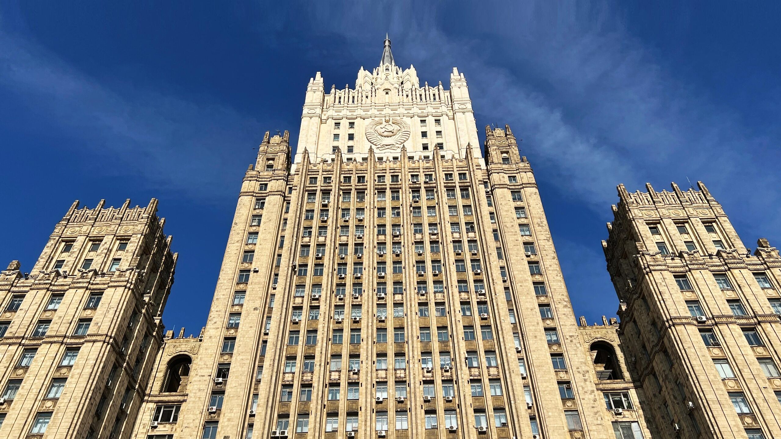 Москва прорабатывает упрощение визового режима с Замбией, Зимбабве, Мозамбиком и Эсватини, Россия также может расширить список стран африканского континента, граждане которых смогут оформлять электронную визу в РФ, заявил директор департамента государств Африки  южнее Сахары  МИД России Анатолий Башкин.