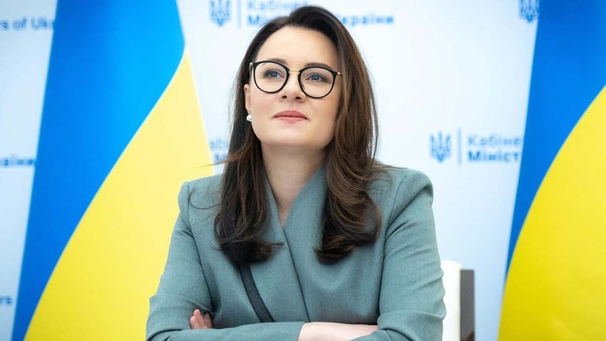 Украинские издания «Суспільне» и «РБК-Украина» со ссылкой на источники: Президент Украины Владимир Зеленский решил назначить премьер-министром Юлию Свириденко Сейчас она занимает должность первого вице-премьера и курирует экономику. «Суспільне» утверждает, что они встретятся сегодня, чтобы обсудить формат и членов нового кабинета министров. По сведениям обоих изданиях: премьер-министр Денис Шмыгаль – займёт должность министра оборон; министр обороны Рустем Умеров – уедет послом в США. СТАРШИЙ ИНСПЕКТОР