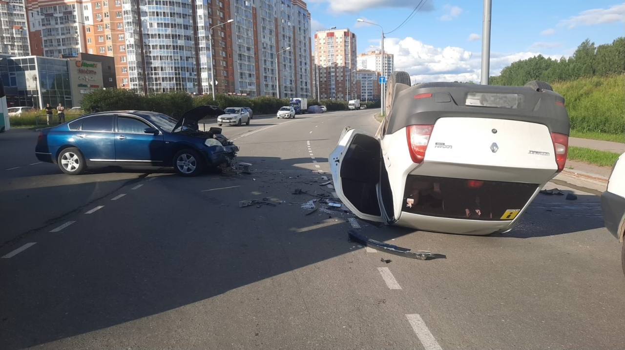 В Томске на улице Герасименко водитель «Рено Логан», 31-летняя женщина, не проверила, безопасно ли выполнять манёвр, и врезалась в «Ниссан Тиана». За рулём «Ниссана» был 32-летний мужчина, который ехал по главной дороге. После удара «Рено Логан» перевернулся. 33-летнего пассажира этой машины увезли в больницу. Подписаться Прислать нам новость