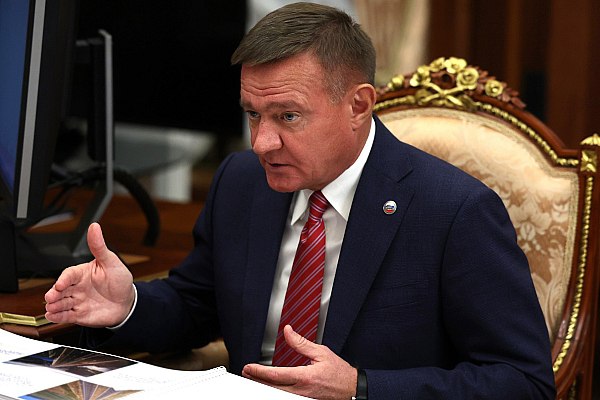 Минтранс рассматривает расширение авиасообщения со странами трех континентов Минтранс активно работает над открытием новых международных маршрутов, сейчас министерство рассматривает возможность расширения авиасообщения со странами Азии, Африки и Латинской Америки, заявил министр транспорта Роман Старовойт в преддверии Петербургского международного экономического форума ПМЭФ . Об этом сообщает ТАСС. "Активно работаем над открытием новых международных маршрутов для российских авиакомпаний и привлечением иностранных перевозчиков в Россию. С Минэкономразвития разрабатываем туристические пакеты для расширения географии полетов. Рассматриваем возможность расширения связей с регионами Азии, Ближнего Востока, Африки, Латинской Америки", – сказал он. aviaru.net/n284722