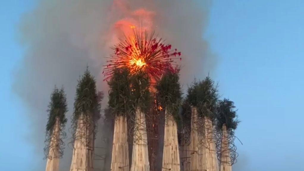 Сердце сожгли в калужском арт парке Никола Ленивец отпраздновали масленицу Очередной арт объект подожгли на Масленицу в Никола Ленивец Это было сердце от скульптора Николая Полисского Фигура была высотой 25 метров К слову лицезреть эту феерию стоило очень круглую сумму 35 тысяч рублей Билеты раскупили сильно заранее Не грузит телеграм Подписывайся на наш канал в MAX