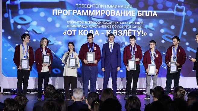 Школьники из Миасса вошли в число победителей первой Открытой всероссийской технологической олимпиады по робототехнике От кода к взлёту   Ученики МБОУ СОШ 13 им Д И Кашигина Егор Немцев и МКОУ СОШ 9 Тимофей Козлов из Миасса показали лучшие результаты среди более чем 2 6 тысячи участников из 66 регионов России В финале состязались более 400 старшеклассников Во время практического тура школьники настраивали дроны и разрабатывали алгоритмы для автономного полёта беспилотников Кроме того участники программировали мобильных роботов для выполнения автономной миссии на полигоне базовой навигации обхода препятствий распознавания объектов и построения оптимального маршрута в изменяющихся условиях Помимо состязаний для участников были организованы образовательная культурная и развлекательная программы а также технологическое шоу инженерных достижений Поздравляем Егора и Тимофея с заслуженной победой желаем новых достижений и дальнейших успехов в освоении технических наук